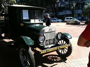 Exposição de carros antigos no centro de Maringá atrai milhares de visitantes